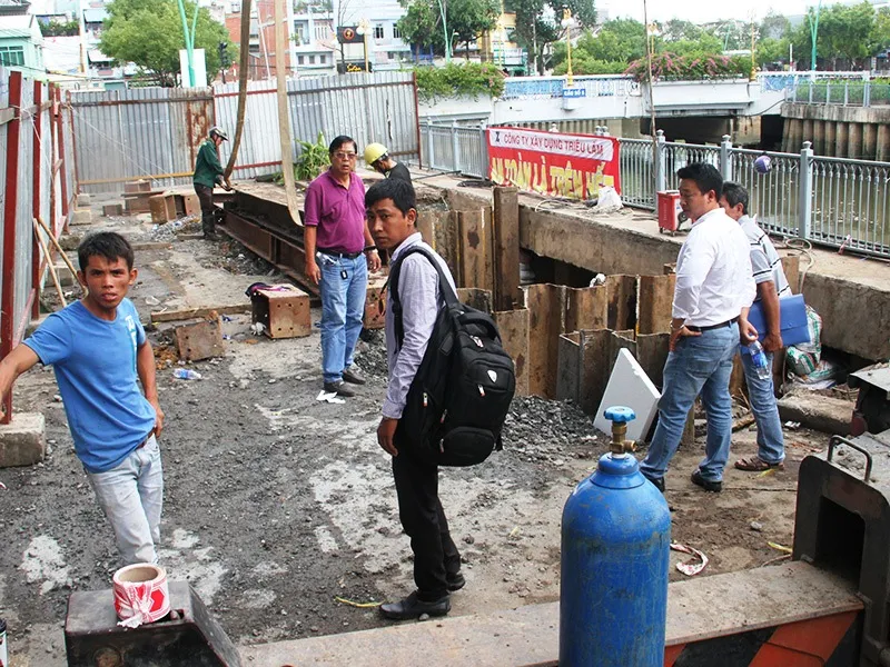 Hiện tại việc đóng cọc thép nhằm ổn định địa chất đã được triển khai để trả lại một phần mặt đường cho các phương tiện lưu thông